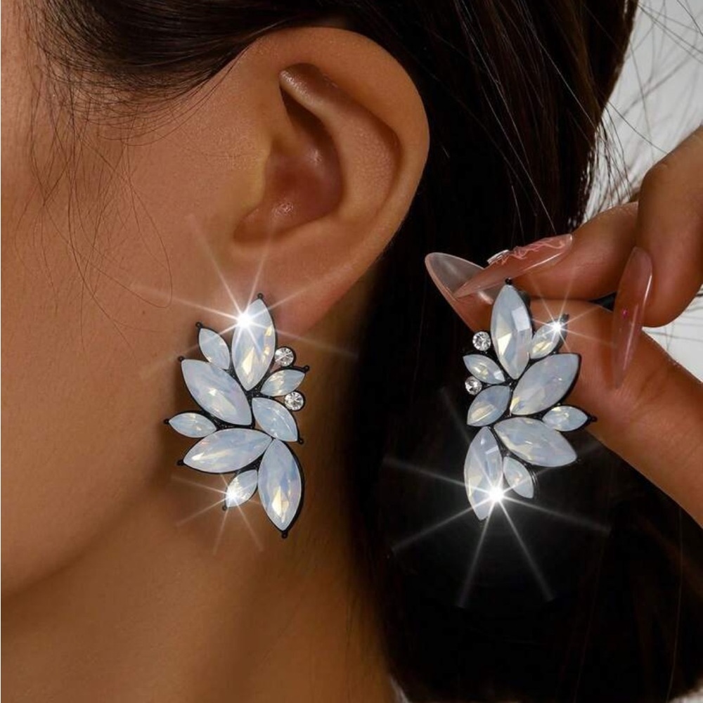 Retro Cluster Crystal Dangle Earrings Rhinestone Statement Stud Earrings - Picture 4 of 9